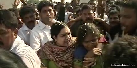 எம்ஜிஆர் நினைவிடத்தில் தீபா மரியாதை