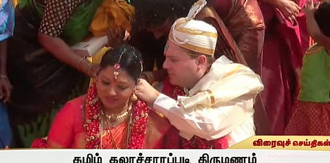 தமிழ் கலாச்சாரப்படி அமெரிக்க காதலரை மணந்த பெண்