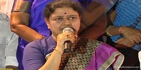 எம்.எல்.ஏக்களுடன் தங்கினார் சசிகலா