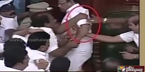 சபாநாயகரின் கையைப்பிடித்து இழுத்த திமுகவினர்