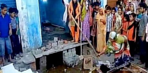 தண்ணீராக ஓடியது பீர்: மதுக் கடையை நொறுக்கிய பெண்கள்