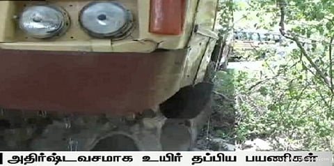 வளைவில் தொங்கிய பஸ்: வசமாக தப்பிய பயணிகள்