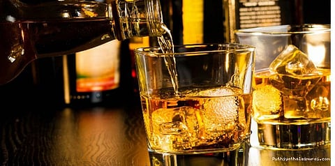 கடையச் சாத்தீட்டிங்க... நாங்க எங்க போறது? மதுப்பிரியர்கள் போராட்டம்