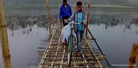 இறந்தவர் உடலை சைக்கிளில் எடுத்துச் சென்ற உறவினர்கள்