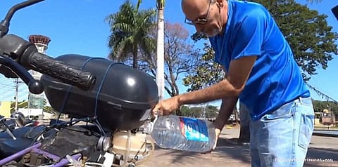 தண்ணீரில் ஓடும் பைக்: பிரேசில் நாட்டு முதியவரின் அசத்தல்