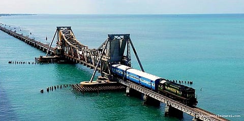 சூறைக்காற்று: பாம்பனில் பரிதவித்தது ரயில்!