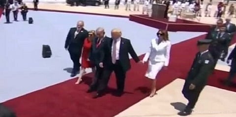 டிரம்பின் கையை தள்ளிய மனைவி: வைரலாகும் வீடியோ!