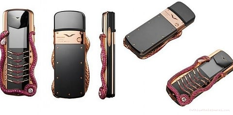 ரூ.2.3 கோடி விலையில் செல்போன்... ஹெலிகாப்டரில் டெலிவரி