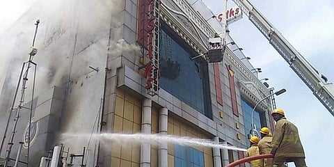 கட்டடம் எரிந்தாலும் சம்பளத்தைக் கொடுத்தது சென்னை சில்க்ஸ்!