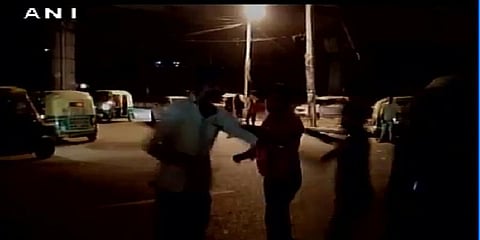 கிண்டல் செய்தவரை சரமாரியாக சாத்தும் பெண்கள்: வைரலாகும் வீடியோ