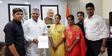 முதலில் முதல்வர் அடுத்து மத்திய அமைச்சர்... அசத்தும் வரலட்சுமி!