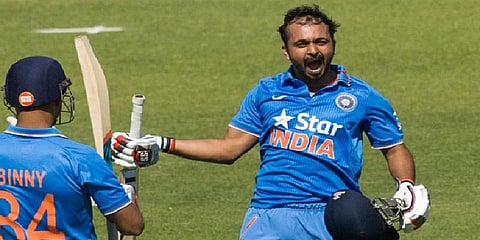 அந்த விக்கெட்டுக்கு டோனியின் பார்வைதான் காரணம்:   கேதர் ஜாதவ் நெகிழ்ச்சி!