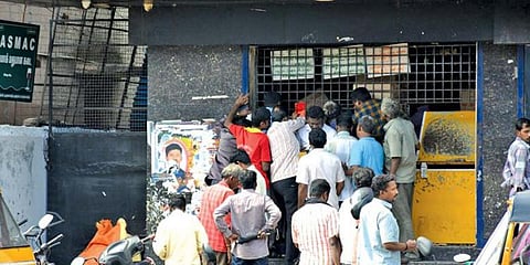 கடையை அடைச்சும் கல்லா கட்டுது டாஸ்மாக்!