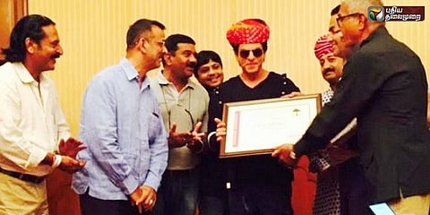 சுற்றுலா வழிகாட்டியான ஷாருக்கான்