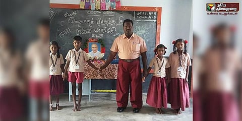 பள்ளி சீருடையில் வரும் தலைமை ஆசிரியர்