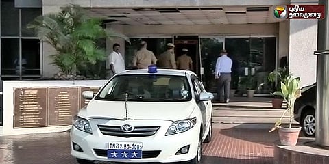 அரசு வாகனங்களில் நீலச் சுழல் விளக்குகளை அகற்ற உத்தரவு