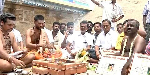 ரஜினி ஜாதகத்தை வைத்து ரசிகர்கள் சிறப்பு யாகம்