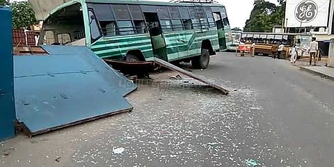 சென்னை - பாலத்திற்காக தோண்டிய பள்ளத்தில் கவிழ்ந்த அரசு பேருந்து