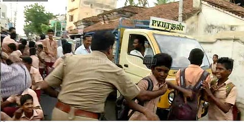பள்ளியில் கட்டண உயர்வுக்கு எதிர்ப்பு; மாணவர்கள் சாலை மறியல்