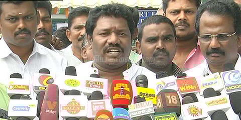 சசிகலாவுக்கு இரண்டு முதல்வர்களை உருவாக்கிய சிறப்பு உண்டு: கருணாஸ்