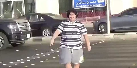 சவுதி அரேபியாவில் நடுரோட்டில் நடனமாடிய சிறுவன் கைது