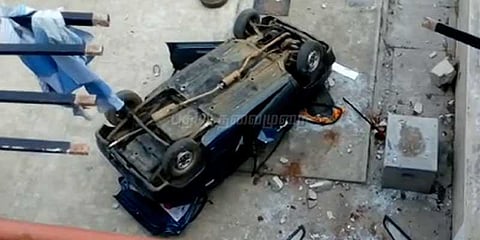 2-வது மாடியிலிருந்து தலைக்குப்புற விழுந்த கார்: கல்லூரி மாணவி உயிரிழப்பு