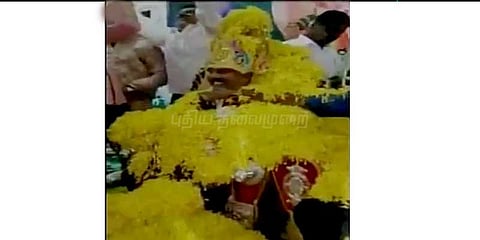 கட்சி நிர்வாகிக்கு பூக்களால் அபிஷேகம் செய்து ராஜ மரியாதை