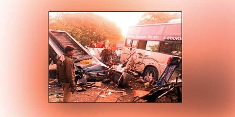 உடுமலைப்பேட்டை அருகே சாலை விபத்து - 4 பேர் பலி