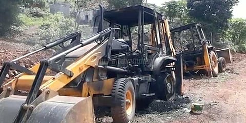 4 வாகனங்களுக்கு தீ வைத்த மாவோயிஸ்டுகள்