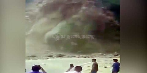 திடீரென ஏற்பட்ட நிலச்சரிவு - பீதியில் உறைந்த வாகன ஓட்டிகள் 