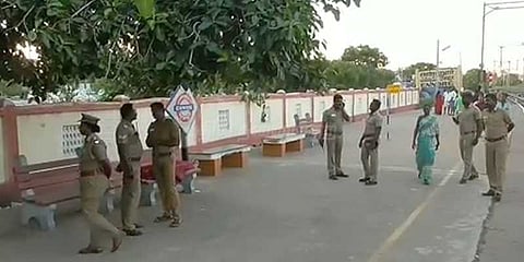 இளைஞர் தள்ளிவிட்டதில் ரயிலில் இருந்து கீழே விழுந்த பெண் உயிரிழப்பு?