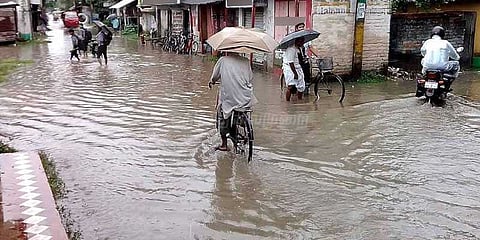 கண்மாய் நிரம்பி வீதிகளில் பெருக்கெடுத்த வெள்ளம்.. பொதுமக்கள் மகிழ்ச்சி!