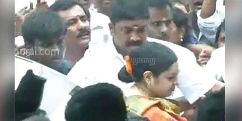 டிடிவி - தீபா ஆதரவாளர்களிடையே தள்ளுமுள்ளு