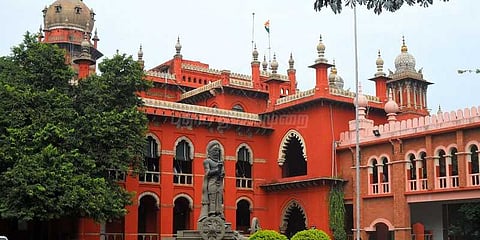 தகுதிநீக்கத்தை எதிர்த்து 18 எம்.எல்.ஏக்களும் உயர்நீதிமன்றத்தில் வழக்கு