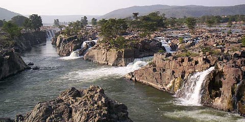 ஒகேனக்கல் ஆற்றில் நீர் வரத்து அதிகரிப்பு: மக்கள் குளிக்க தடை