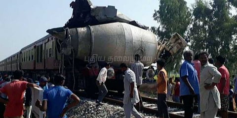 விபத்தில் ரயில் எஞ்ஜினை கிழித்துச் சென்ற லாரி: எஞ்ஜின் டிரைவர் பலி