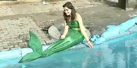 சாலையை சீரமைக்க கோரிய கடல் கன்னி!