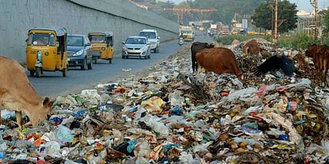 மலைபோல் குவிந்த பழைய பொருட்கள்: கொசுக்கள் பெருகுவதாக குற்றச்சாட்டு