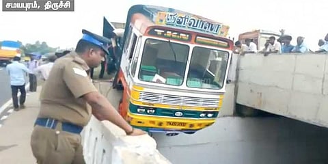 சமயபுரம் அருகே மேம்பால தடுப்புச்சுவர் மீது லாரி மோதி விபத்து