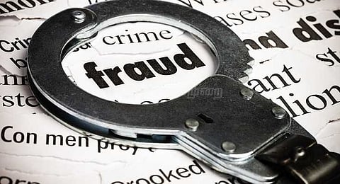 போலி ஆவணங்கள் மூலம் ரூ.11 லட்சம்‌ மோசடி: பாதிக்கப்பட்டவர் வங்கி முன்பு தர்ணா