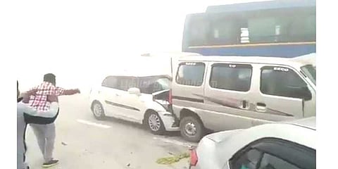 சினிமா பாணியில் மோதிக்கொண்ட வாகனங்கள்: டெல்லி மக்கள் பீதி