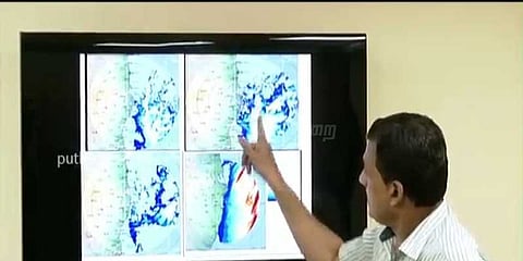 கடலில் பெய்த கனமழை: கரை தொடாத கருமேகங்கள்