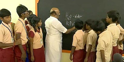 நல்லதையே செய்யுங்கள்: மாணவர்களுக்கு பாடம் நடத்திய அமைச்சர் ஜெயக்குமார்