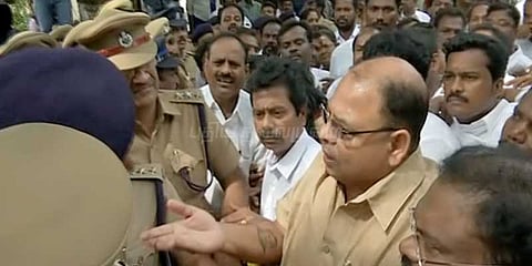 தினகரன் ஆதரவாளர்களின் வருகையால் போயஸ் கார்டனில் திடீர் பரபரப்பு