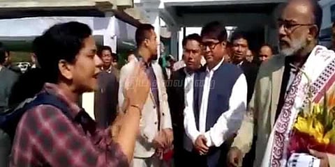 மத்திய அமைச்சர்‌ வருகையால் தாமதமான விமானம்: அமைச்சரிடம் சண்டையிட்ட பெண்