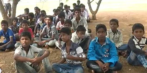 தனி அறையில் அடைத்து பள்ளி மாணவிகளுக்கு துன்புறுத்தல்: ஆசிரியர்கள் மீது புகார்