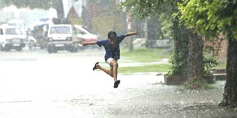 சென்னை மற்றும் புறநகர் பகுதிகளில் மழைக்கு வாய்ப்பு: வானிலை மையம் அறிவிப்பு