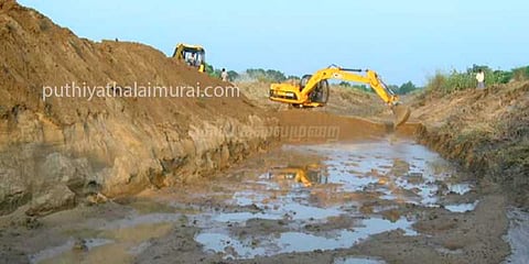 கண்டுகொள்ளாத மாவட்ட நிர்வாகம்: தடுப்பணை கட்டும் மாற்றுத்திறனாளி