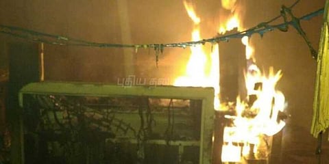 ரயில் நிலையத்திற்கு தீ வைத்து 2 அதிகாரிகளை கடத்திய மாவோயிஸ்டுகள்!