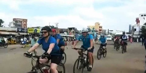 தென்னிந்தியாவை சைக்கிளில் சுற்றும் பிரான்ஸ் பயணிகள்